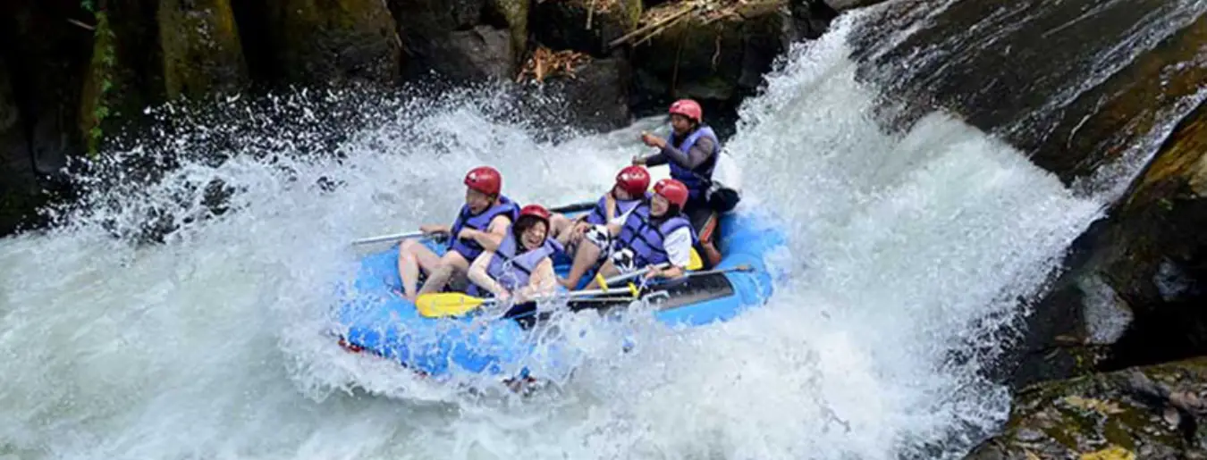 メランギット川ラフティング