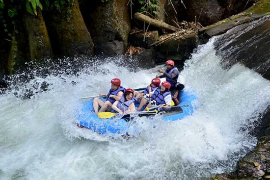 メランギット川ラフティング